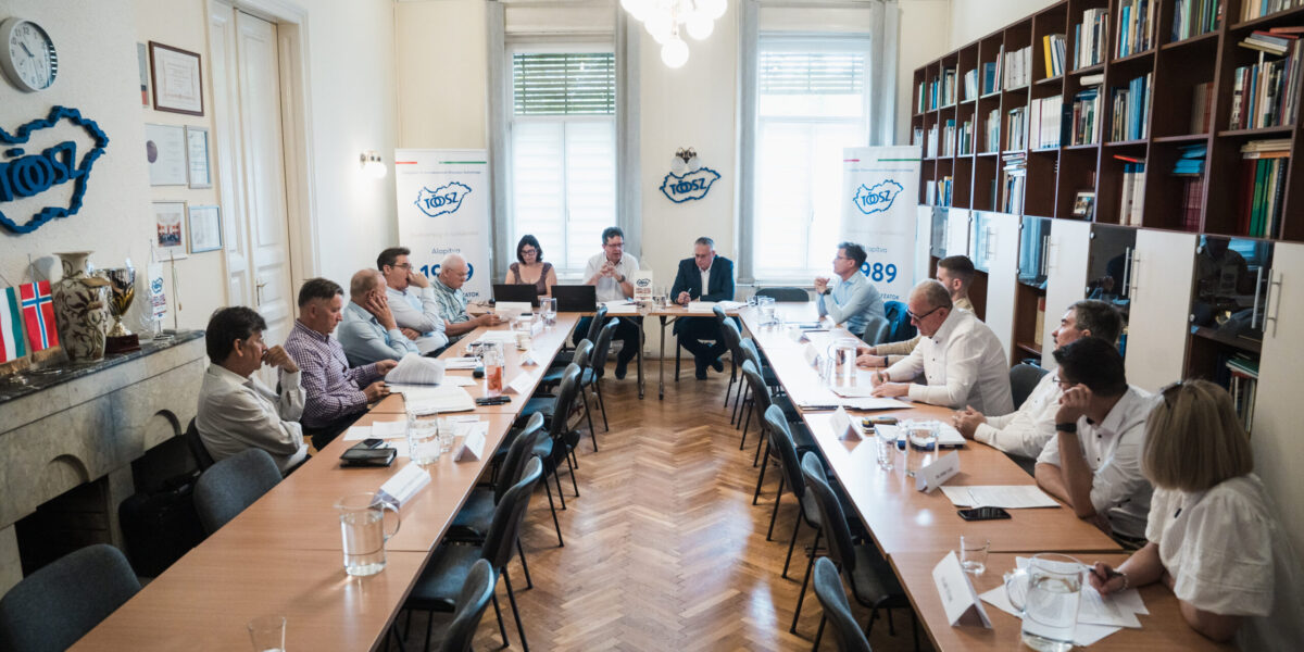 A kiemelt kép forrása: töosz.hu A kép az országos önkormányzati szövetségek elnökeinek 2026. július 21-i egyeztetésén készült.