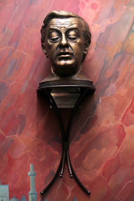 Újpesti művész ajándékozott szobrod a Madách Színháznak